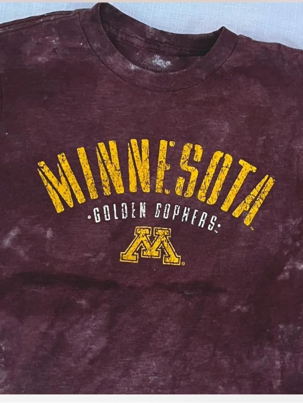 Distressed Minnesota Golden Gophers Maroon Graphic Snug Fit Tee S - Picture 3 of 5